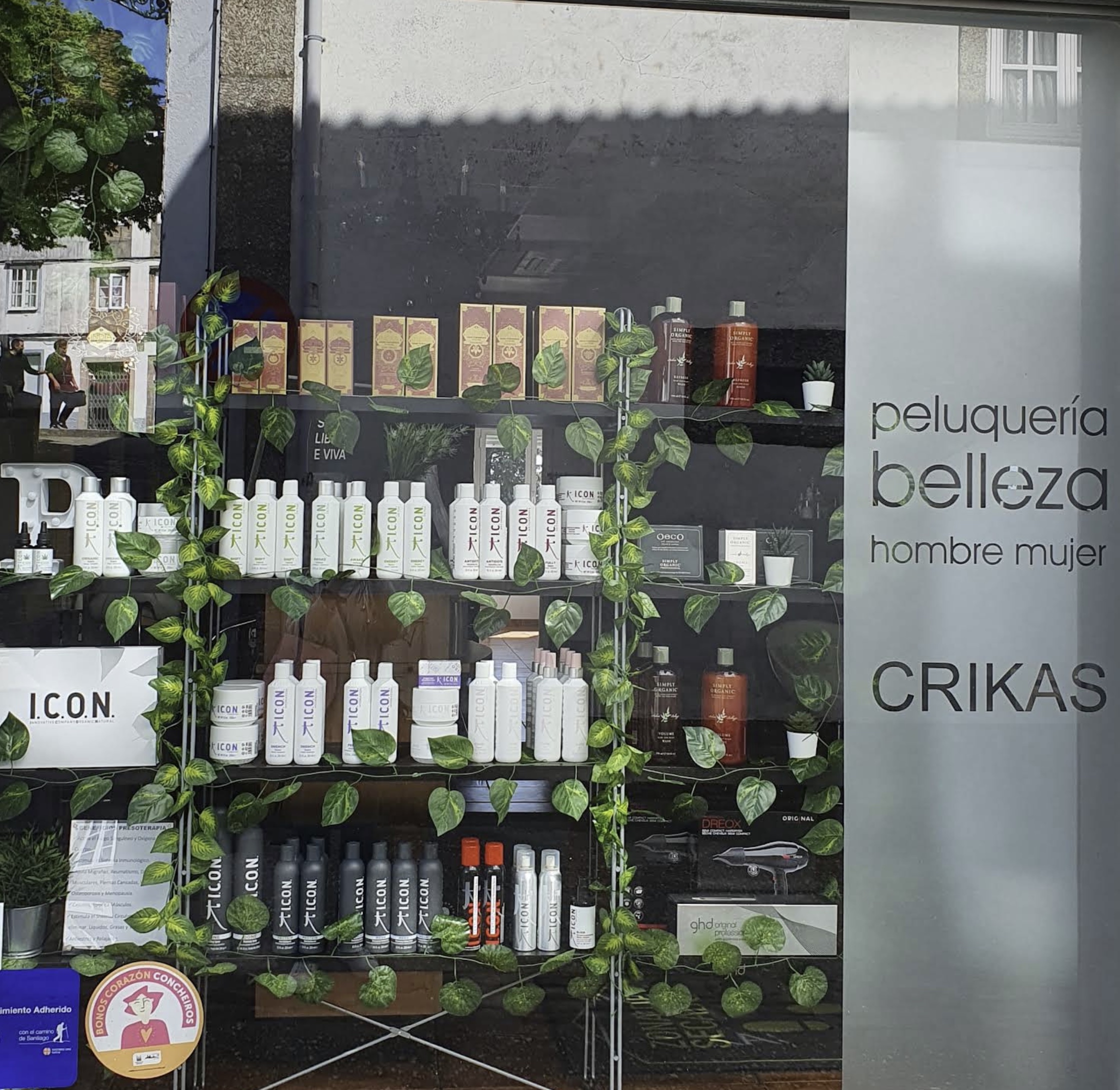 Escaparate de Peluquería Crikas con productos profesionales